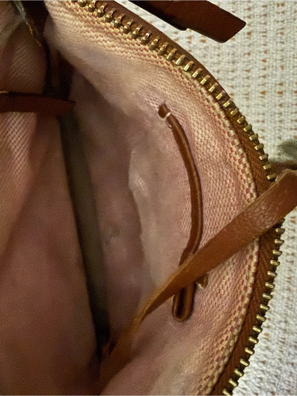 Dooney & Bourke Pebble Grain Letter Carrier Crossbody Bag EUC